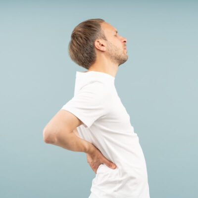 Mężczyzna z bólem pleców, sugerującym rwa kulszowa.