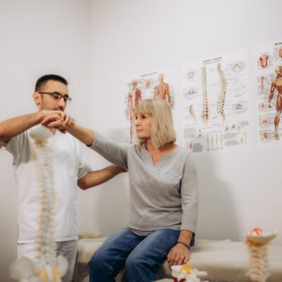 Terapia manualna wykonywana przez specjalistę z pacjentką w gabinecie.