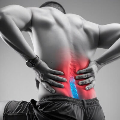 Mężczyzna trzyma się za dolną część pleców z powodu bólu spowodowanego dyskopatią.