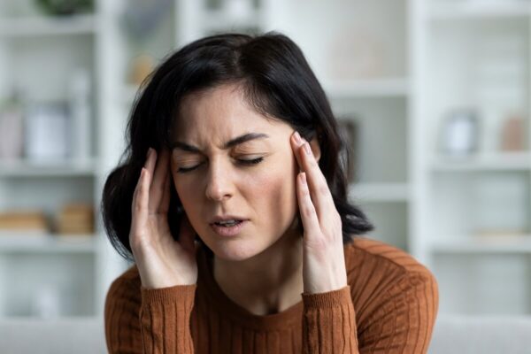 Ból głowy po siedzeniu przy biurku wynika z przeciążenia odcinka szyjnego; narasta po 60–120 min bez zmiany pozycji, z bólem rzutowanym.