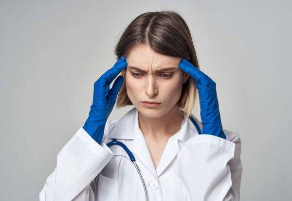 Fizjoterapia na przewlekłe bóle głowy pomaga, gdy przyczyną jest przeciążenie szyi, napięcie mięśni i ograniczenia ruchu; obejmuje terapię manualną i ćwiczenia.