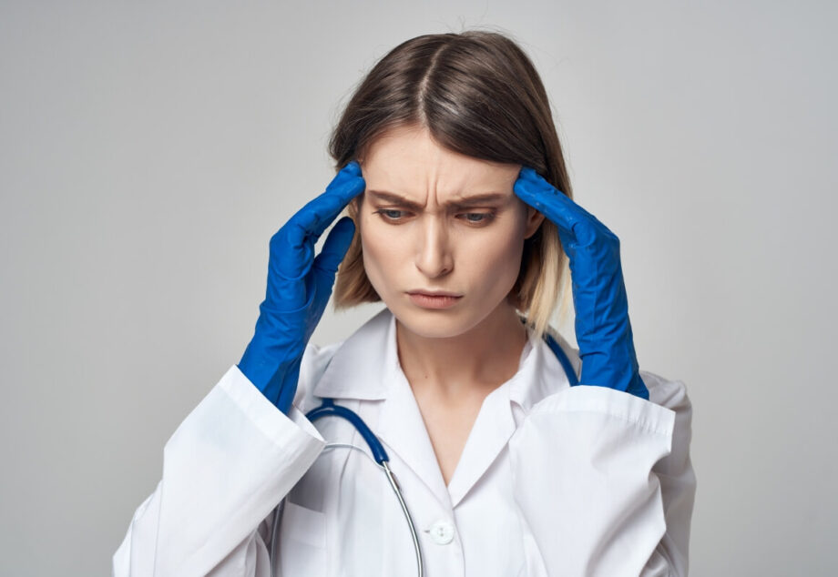 Fizjoterapia na przewlekłe bóle głowy pomaga, gdy przyczyną jest przeciążenie szyi, napięcie mięśni i ograniczenia ruchu; obejmuje terapię manualną i ćwiczenia.