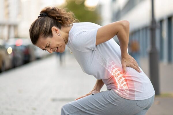 Ergonomia stanowiska pracy a ból pleców: ustawienie krzesła, biurka i monitora oraz mikroruch co 30–45 min zmniejszają przeciążenia kręgosłupa.