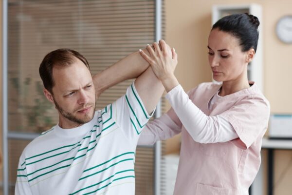 Czy zmiany pogody nasilają bóle stawów? Tak, zwłaszcza przy spadku ciśnienia, wilgoci i wahaniach temperatur; częściej po urazach i przeciążeniach.