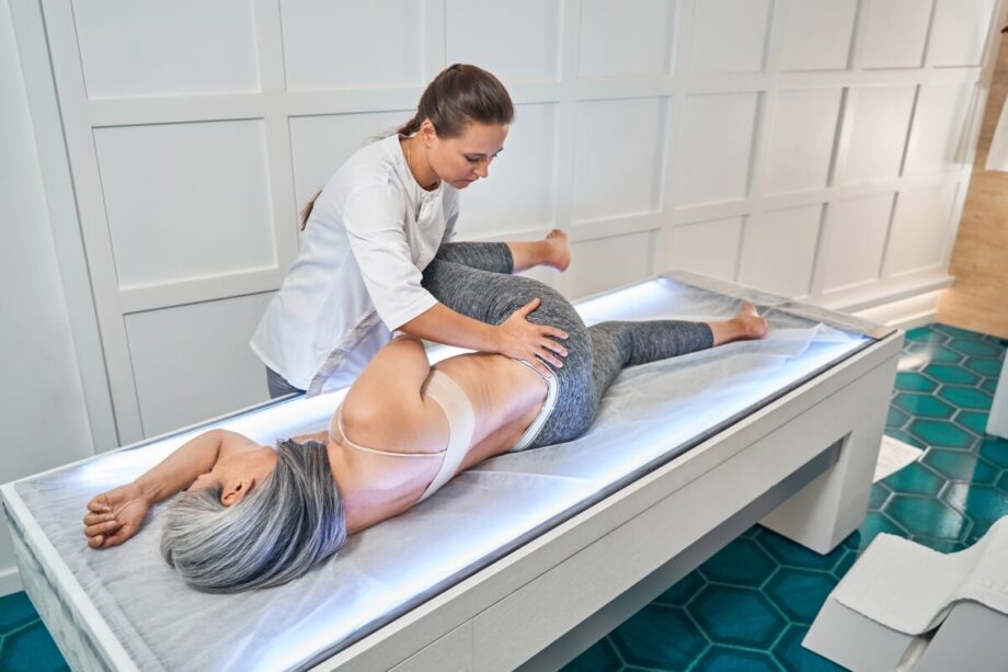 Fizjoterapia bólu przewlekłego: plan 2–6 tyg., ocena funkcjonalna, cele mierzalne, terapia manualna i 2–6 ćwiczeń 4–6 dni/tydz., kontrola 24–48 h.