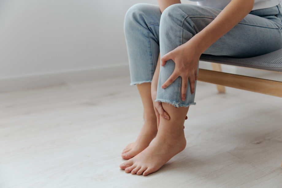 Drętwienie nóg po treningu bywa normą, gdy trwa minuty i ustępuje po zmianie pozycji; alarmuje, gdy trwa 30–60 min, jednostronne lub z bólem.