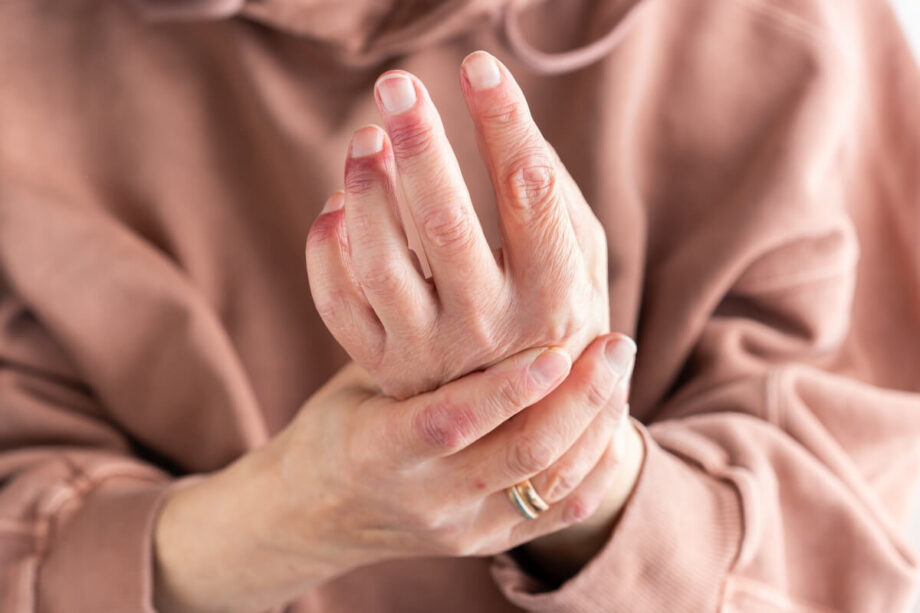 Drętwienie rąk może wskazywać na zespół cieśni nadgarstka przy ucisku nerwu pośrodkowego; typowo obejmuje kciuk–palec środkowy, nasila się nocą.