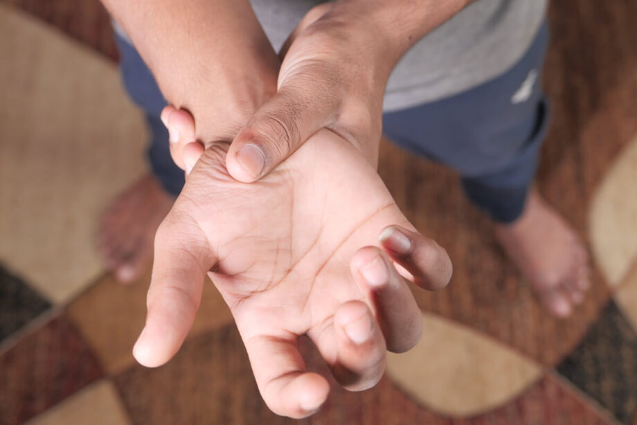 Drętwienie rąk po przebudzeniu zwykle wynika z ucisku nerwu lub naczyń podczas snu i mija po zmianie pozycji w 10–15 min; alarmuje codziennie.