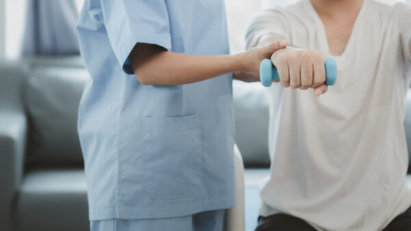 Plan terapii w fizjoterapii aktualizuje się po każdej wizycie, a przegląd wykonuje co 3–6 sesji lub co 2–4 tygodnie; szybciej przy zaostrzeniu 24–48 h.