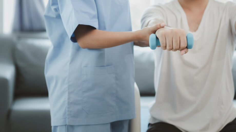 Plan terapii w fizjoterapii aktualizuje się po każdej wizycie, a przegląd wykonuje co 3–6 sesji lub co 2–4 tygodnie; szybciej przy zaostrzeniu 24–48 h.