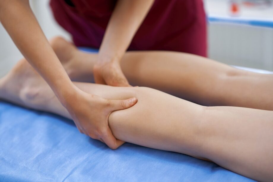 Kompresja w obrzęku limfatycznym nóg zmniejsza zaleganie płynu; poprawa zwykle po 1–2 tyg., stabilizacja 4–12 tyg. z ruchem i drenażem.