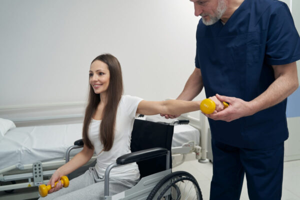 Rehabilitacja po endoprotezie kolana: mobilizacja od 1. doby, 1–2 sesje dziennie w 2 tyg., trening 3–6 tyg., progresja 3–6 mies.