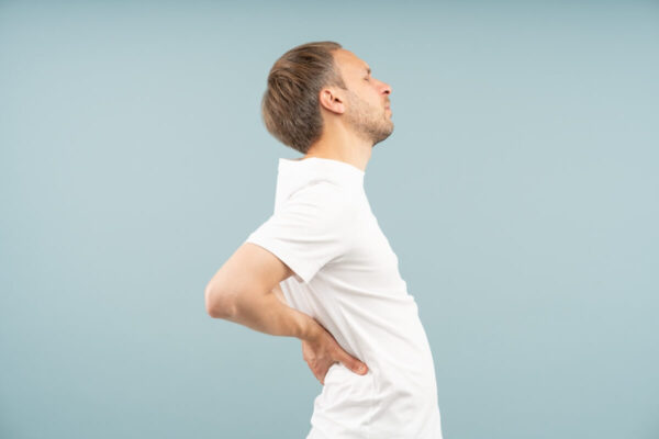 Rwa kulszowa w nocy: ulga zwykle w leżeniu na boku z poduszką między kolanami lub na plecach z podparciem kolan; ocena po 10–15 min.