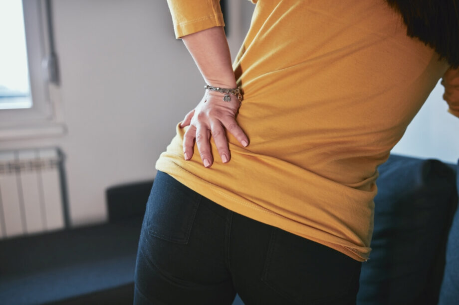 Rwa kulszowa może nawracać przy przeciążeniach; profilaktyka to 6–12 tyg rehabilitacji: stabilizacja tułowia, mobilność bioder, przerwy 30–45 min.