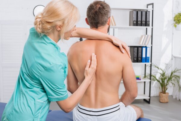 Terapia manualna najskuteczniejsza w bólu mechanicznym i sztywności kręgosłupa oraz barku, biodra i kolana; efekt trwa dłużej z ćwiczeniami.