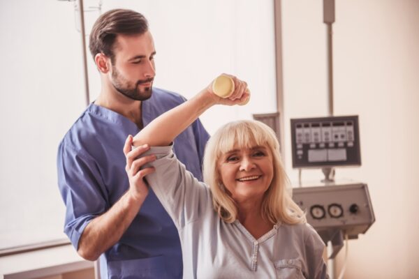 Terapia manualna zmniejsza ból i poprawia zakres ruchu przez mobilizacje stawów i tkanek; zwykle 1–6 sesji po 30–60 min, z ćwiczeniami.