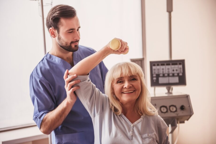 Terapia manualna zmniejsza ból i poprawia zakres ruchu przez mobilizacje stawów i tkanek; zwykle 1–6 sesji po 30–60 min, z ćwiczeniami.